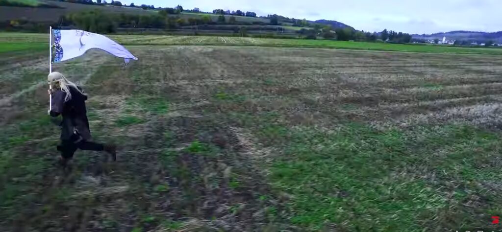 Mandalo - Ulmo Ocins Boromir-Flagge, im Hintergrund die Bahnlinie